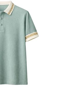 เสื้อโปโลผู้ชายสีเขียวเซจแบบสั่งทำพิเศษ ผ้าคอตตอนผสม สวมใส่สบาย แขนสั้น เหมาะสำหรับฤดูร้อน ดีไซน์คอเสื้อและปลายแขนเสื้อแบบกรีกคีย์ - Product Image 2