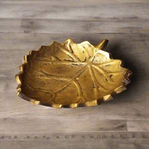 Plat de service en aluminium au design unique en forme de feuille pour une mise en scène artistique de la table, rehaussant l'espace repas avec une beauté sculpturale - Product Image 1