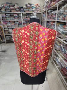 Gilet matelassé rouge à fleurs pour femme, col en V, avec poches plaquées à lacets, sans manches, en polyester tissé, doublure automne, cadeau pour elle - Product Image 6