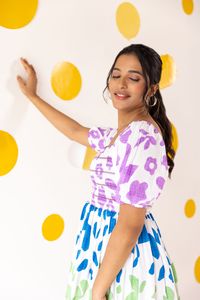 Robe midi décontractée d'été pour femme, rose tie-dye, épaules dénudées, manches trois quarts, coupe ample, tissée - Product Image 3