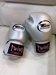 Guantes de Boxeo Twins Silver, Cuero Vacuno Premium, Transpirables, para Entrenamiento de Artes Marciales, con Cierre de Velcro - Product Image 1