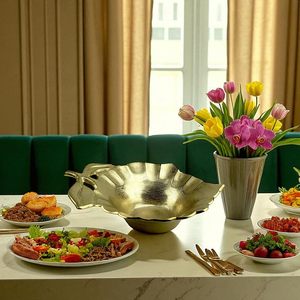 Bol décoratif doré artisanal avec poignée, design luxueux en métal, idéal pour servir des fruits secs, des collations, centre de table festif - Product Image 2