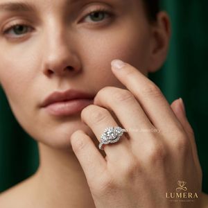 Bague de promesse de luxe à trois pierres en diamant de laboratoire taille ronde, bague demi-éternité pavée de diamants, cadeau d'anniversaire minimaliste pour filles - Product Image 4