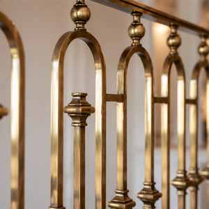Rampe en laiton cintrée avec balustres à boucles hautes et embouts tournés pour escaliers, main courante et balustrade métalliques - Product Image 3