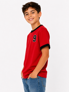 T-shirt rouge à col contrastant pour garçons, en coton décontracté à manches courtes, avec imprimé numérique élégant, pour enfants, confortable pour le quotidien, en tissu doux - Product Image 2