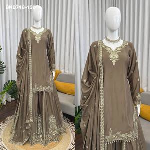 Ensemble Sharara élégant de la collection Premium en crêpe avec broderie et dentelle fantaisie – Fournisseur de vêtements ethniques de Surat - Product Image 4