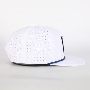 Gorra de poliéster OEM de alta calidad al por mayor con logo bordado y perforaciones cortadas a láser, visera plana, 5 paneles y cierre snapback con cuerda. - Product Image 4