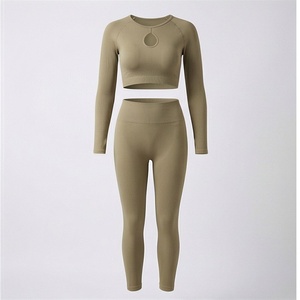 Ensemble de yoga sans couture vert olive pour femme, 2 pièces, haut court à manches longues, leggings taille haute découpés - Product Image 1