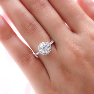 Anillo de Compromiso con Diamante Cultivado en Laboratorio de 2.50 Ct, Claridad VS1, Color E, Oro Blanco de 10k, Corte Redondo, Certificado IGI, Estilo Halo Vintage para Mujer - Product Image 1