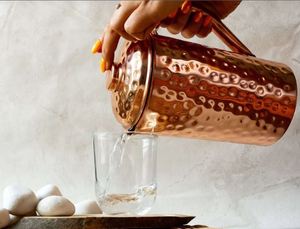 Ensemble de carafes en cuivre avec surface résistante aux rayures, ensemble de service en métal avec verres, durable, réutilisable, pour cuisine et salle à manger. - Product Image 5