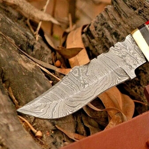 Cuchillo de caza de acero de Damasco personalizado OEM de Edge Master Manufacture, cuchillo de supervivencia Bushcraft de hoja fija con mango de madera roja y cuero. - Product Image 3