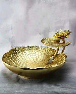 Bol de service traditionnel en laiton poli pour les réunions familiales festives avec finition artisanale décorative - Product Image 2