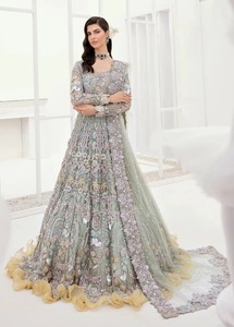 Robe de mariée pakistanaise haut de gamme, vue de près, en doux voile rose pêche pastel, ornée de motifs floraux 3D complexes - Product Image 4