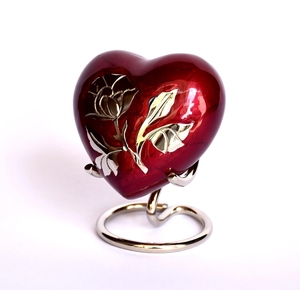 Urne funéraire artisanale en émail rouge en forme de cœur pour cendres – Mini souvenir funéraire avec rose décorative et support de présentation argenté - Product Image 1