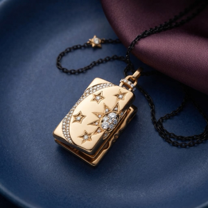 Collana con Ciondolo a Stella in Ottone di Alta Qualità, Design Moderno e Versatile, Regalo per Serate Eleganti - Product Image 1