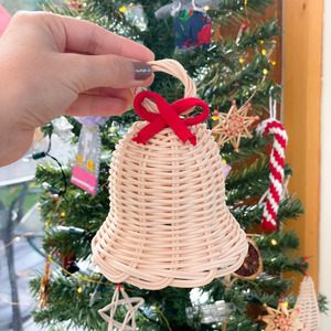 Clochettes suspendues en osier faites à la main avec un tissage en rotin naturel et un nœud en velours rouge foncé, parfaites pour la décoration de Noël. - Product Image 3