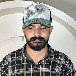 Gorra Unisex de Cuero Genuino Hecha a Mano, Ajustable, Estilo Occidental, Diseño Floral en Relieve, Gorra Trucker, Gorra Vaquera Rústica y Moderna - Product Image 3