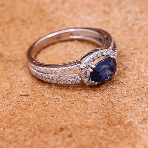 Anillo de Oro Blanco de 18k con Zafiro Azul Ovalado Natural y Halo de Diamantes, Diseño de Tallo Dividido, Joyas Memoria, Venta al por Mayor - Product Image 6