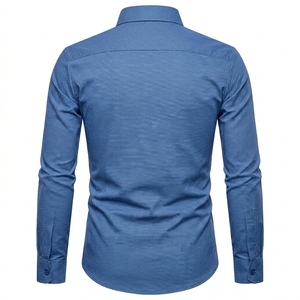 เสื้อเชิ้ตผู้ชายลำลองทรงเข้ารูป แขนยาว ผลิตตามแบบ OEM เป็นมิตรกับสิ่งแวดล้อม ระบายอากาศได้ดี ดีไซน์หรูหรา กระดุมด้านข้าง เหมาะสำหรับธุรกิจ งานสังสรรค์ และงานปาร์ตี้ - Product Image 4
