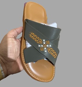 Chaussons en cuir synthétique de haute qualité, conçus avec une semelle souple antidérapante en PU, adaptés à la mode saoudienne 2026 - Product Image 5