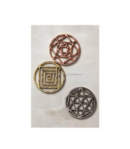 Dessous de verre élégant en métal avec un design géométrique découpé au laser pour une décoration de table de bar de cuisine contemporaine moderne - Product Image 5