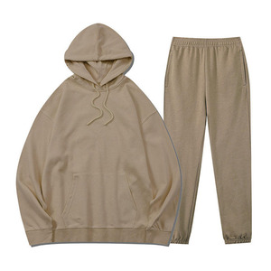 Mantente elegante y cómodo con este conjunto deportivo Ultimate Beige. Corte extragrande de primera calidad con diseño minimalista para comodidad diaria. - Product Image 1