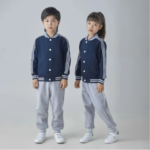 เสื้อสตรีทแวร์ทรงบ็อกซี่ฟิตแบบ Letterman – ผ้าวูลสีน้ำเงินโคบอลต์พร้อมปกเสื้อสังเคราะห์, แพทช์เชนีลขนาดใหญ่ - Product Image 1