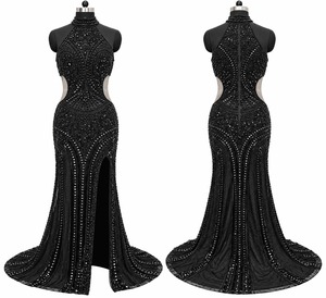Robe de mariée longue noire à col licou, ornée de perles et de strass, coupe sirène, sans manches, dos nu, avec traîne chapelle, pour soirée de mariée ou événement formel - Product Image 3