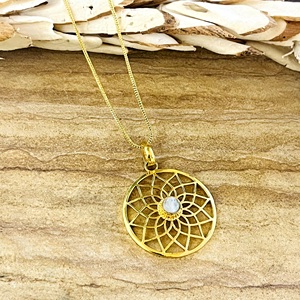 Pendentif Lotus Bohème au Design Unique, Bijoux Ethniques en Laiton pour Femme, Plaqué Or 18 carats, Pendentif Mandala Géométrie Sacrée, Vente en Gros OEM ODM - Product Image 5