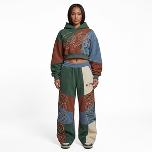 Conjunto Deportivo de Dos Piezas para Mujer, Sudadera Corta con Capucha y Pantalones Jogger, Estilo Streetwear con Parches Personalizados y Pedrería - Product Image 1