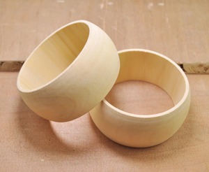 Bracelet tendance en bois naturel poli fait main, bijou de mode au look unique, forme ronde, cadeau pour femme - Product Image 1