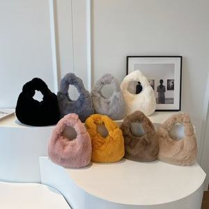 Nouveau Sac en Fausse Fourrure Uni pour Femme, Style Fourrure Doux et Confortable, Bandoulière Unique, Fermeture Éclair, Printemps/Hiver, Voyage et Shopping en Extérieur - Product Image 1