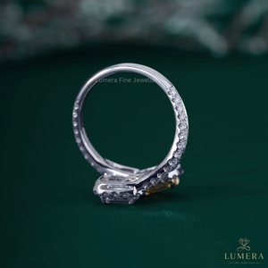 Bague de fiançailles Lumera en or blanc avec diamant taille émeraude, halo et sangle fendue, fantaisie jaune et blanc, certifiée IGI, pour femme - Product Image 4