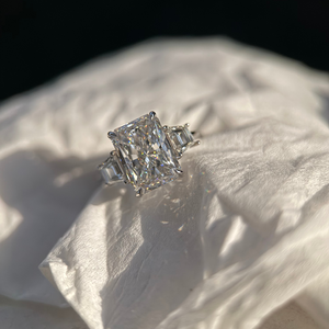 แหวนเพชร 2 กะรัตทรงเรเดียนท์ ประดับด้วยพลอยทรงสี่เหลี่ยมคางหมู ทองคำขาว 14K สี D ความใส VVS2 - Product Image 5