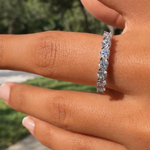 Anillo de Lujo de Media Eternidad con Moissanita Redonda de 3.50 mm y Engaste Compartido, Chapado en Rodio Blanco, para Mujer, Regalo para Fiesta - Product Image 1