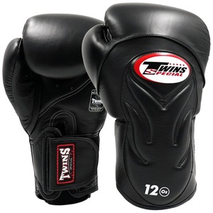 Gants de boxe Muay Thai professionnels en cuir Twins SA-001 noirs, respirants, pour sparring, avec fermeture unisexe et rembourrage de pouce sécurisé - Product Image 1