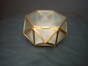 Artisan Design B110 Geometrische Schmuckbox aus Messing & Glas mit Goldrahmen und Messingfinish für Halsketten- und Ringaufbewahrung - Product Image 4