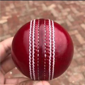 Pelota de Cricket de Cuero Rojo de Grado Profesional, Personalizable, Duradera, 0.4-0.45 kg, Precio de Fábrica - Product Image 4