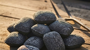 Charbon de bois en briquettes en forme de coussin, fabriqué à la machine à partir de coques de noix de coco naturelles, à haute valeur calorifique, pour barbecue, grillades et restaurants (vente en gros) - Product Image 2
