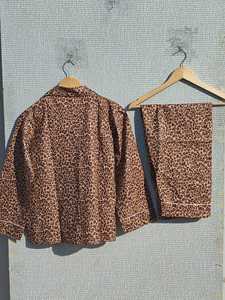 Ensemble de pyjama pour femmes en coton à imprimé floral, vêtements de détente faits à la main avec col en V, fermeture à cordon, manches longues, doux et respirant - Product Image 4