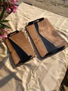 Plateau de service élégant en résine époxy bleue et bois d'acacia à bord naturel avec poignées en laiton design pour charcuterie, fromages - Product Image 5