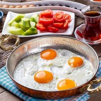 Poêle à œufs et omelettes artisanale en cuivre martelé classique 24 cm, écologique, compatible gaz et induction, 100 pièces, poignée en laiton