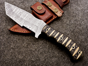 Cuchillo de caza y camping Nordic Forge Tracker de acero de Damasco, hecho a mano, con espiga completa, mango de Micarta y funda para transporte. - Product Image 1