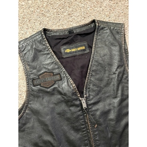 Veste de moto vintage en cuir véritable noir avec patch d'aigle au dos, fermeture éclair sur le devant, plusieurs poches et style motard classique pour homme - Product Image 3