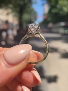 Bague de fiançailles ovale 2 carats avec halo caché, diamant de laboratoire, bande pavée en or jaune 14 carats, prix de gros - Product Image 2