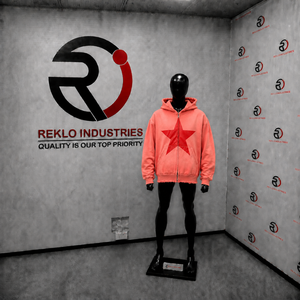 Sudadera con capucha rosa coral oversize con cremallera completa, estampado de estrellas rojas y borde desgastado, estilo streetwear unisex de ajuste holgado - Product Image 3