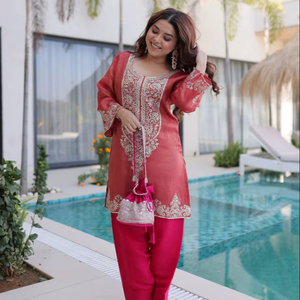 Conjunto de Kurti de viscosa moderno con bordado Zari, pantalones Roman y Batwa de diseñador - Product Image 1