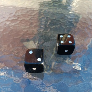 Dados Cuadrados Hechos a Mano con Cuerno de Búfalo, Grabados Personalizados, Ecológicos y Naturales para Juegos de Mesa - Product Image 3