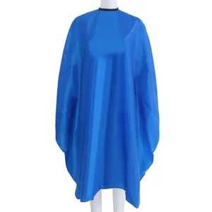 Cape de coiffure professionnelle IKZARSA en polyester résistant à l'eau, gris, noir, bleu, logo personnalisé pour usage en salon - Product Image 1