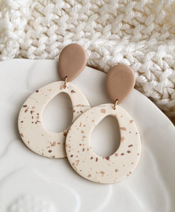 Boucles d'oreilles en bois acrylique en résine solide Collection de bijoux faits à la main Technique polonaise Cadeau de boucle d'oreille de luxe pour son mariage et son anniversaire - Product Image 1